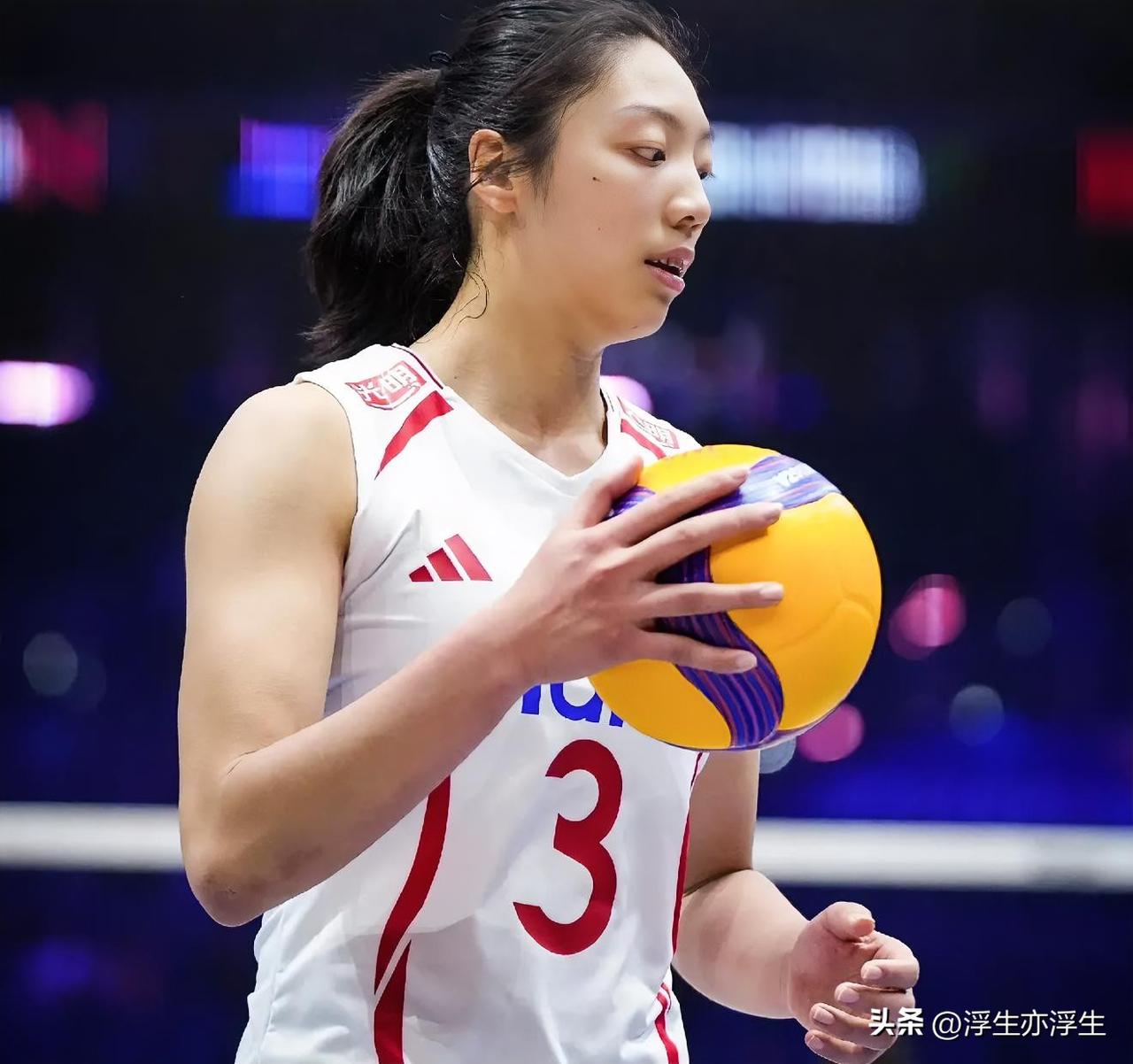 中国女排教练组对唐欣的使用是“迷茫的”，一会儿接应，一会儿主攻，看似热闹，实则是