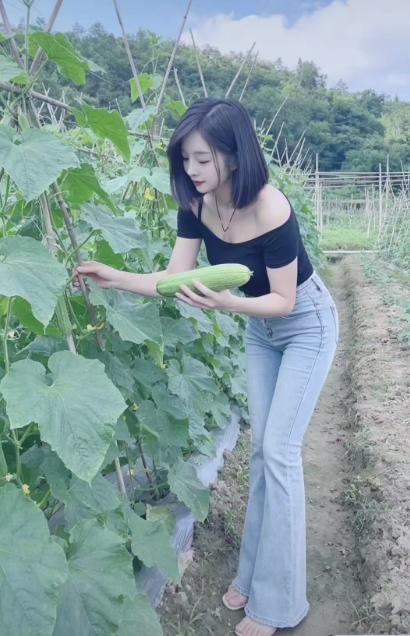 不能不说，这位乡村妹子非常漂亮迷人，而且正值青春芳龄，据说还是待字闺中的黄花一朵