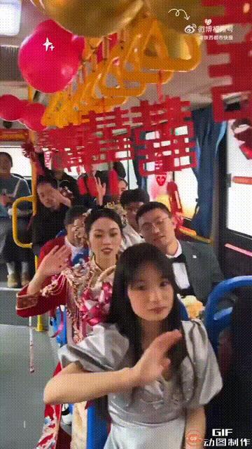最好的爱情！陕西安康宁陕一对90后新人结婚，他们没有邀请车队迎亲，而是租用了一辆