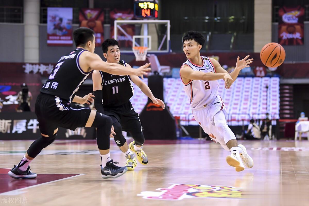 广东队CBA新赛季将开启青春风暴，98年的胡明轩、00年的徐杰已成老将！

按广