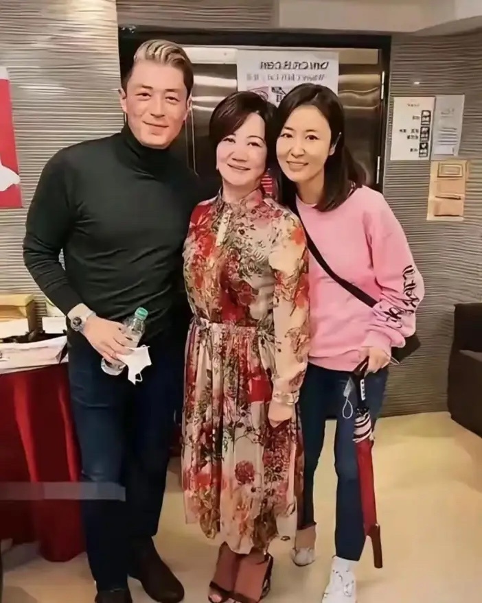 47岁霍建华和丈母娘的合影，不少人看了心头一紧。淡出荧幕4年，他面部松弛，白发也