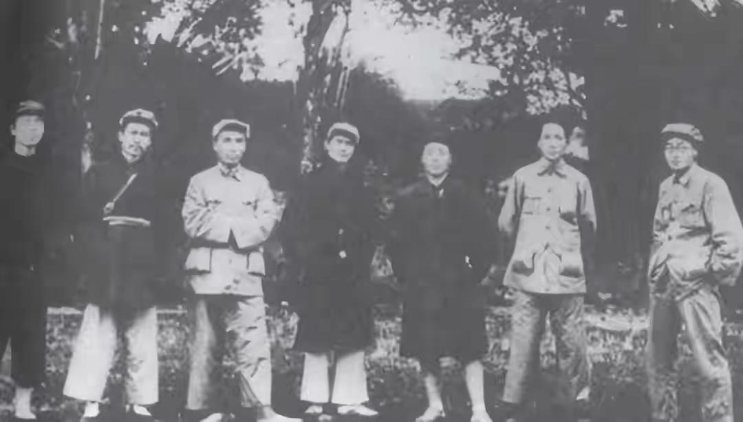 25岁当上军委副主席，“毛泽东思想”这名字是他起的，此人是谁。被毛主席如此相待的