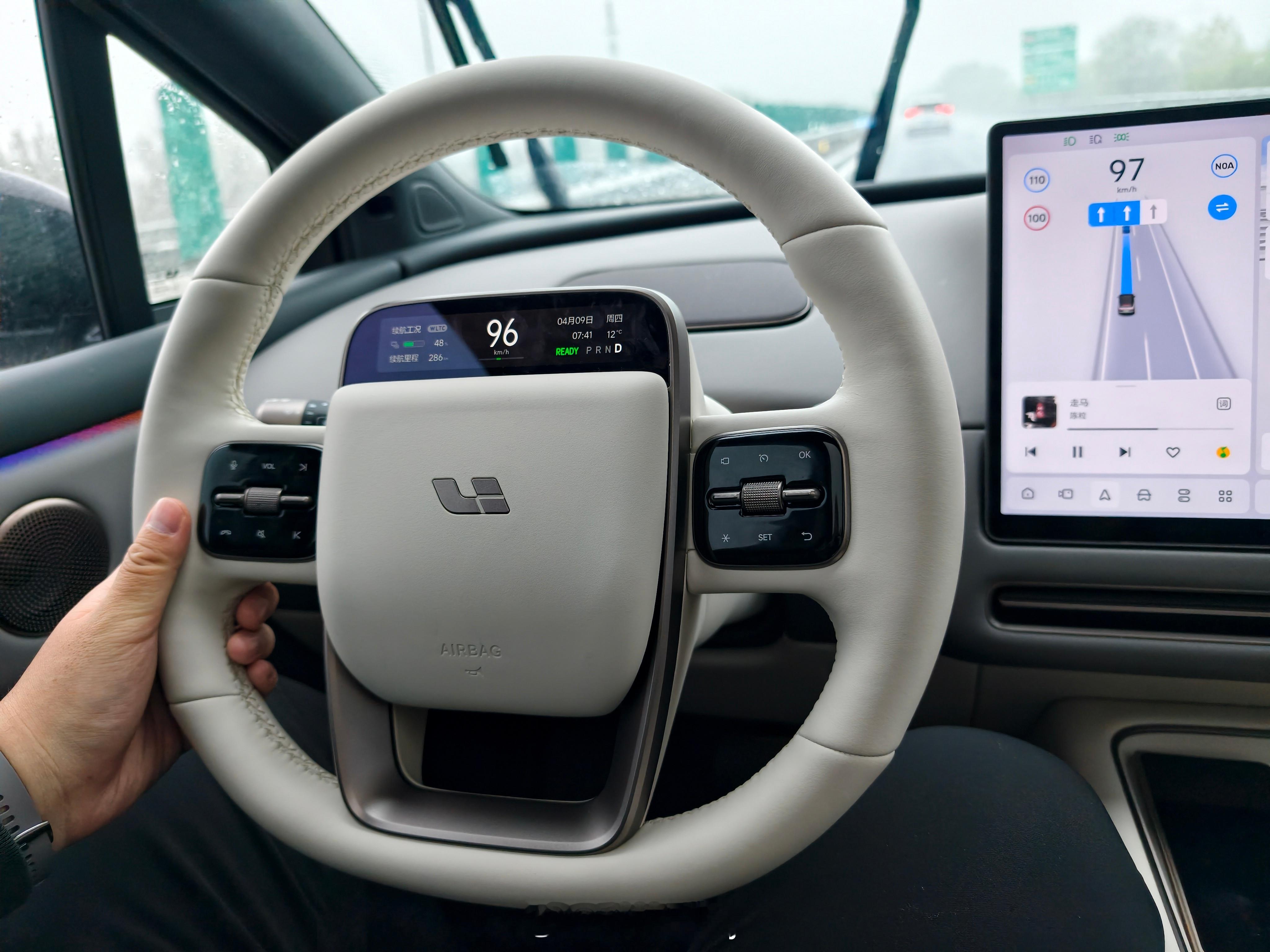 我是第6404位提理想i6的车主，这车提回来真满意，超合适的价格带来了超舒适的出