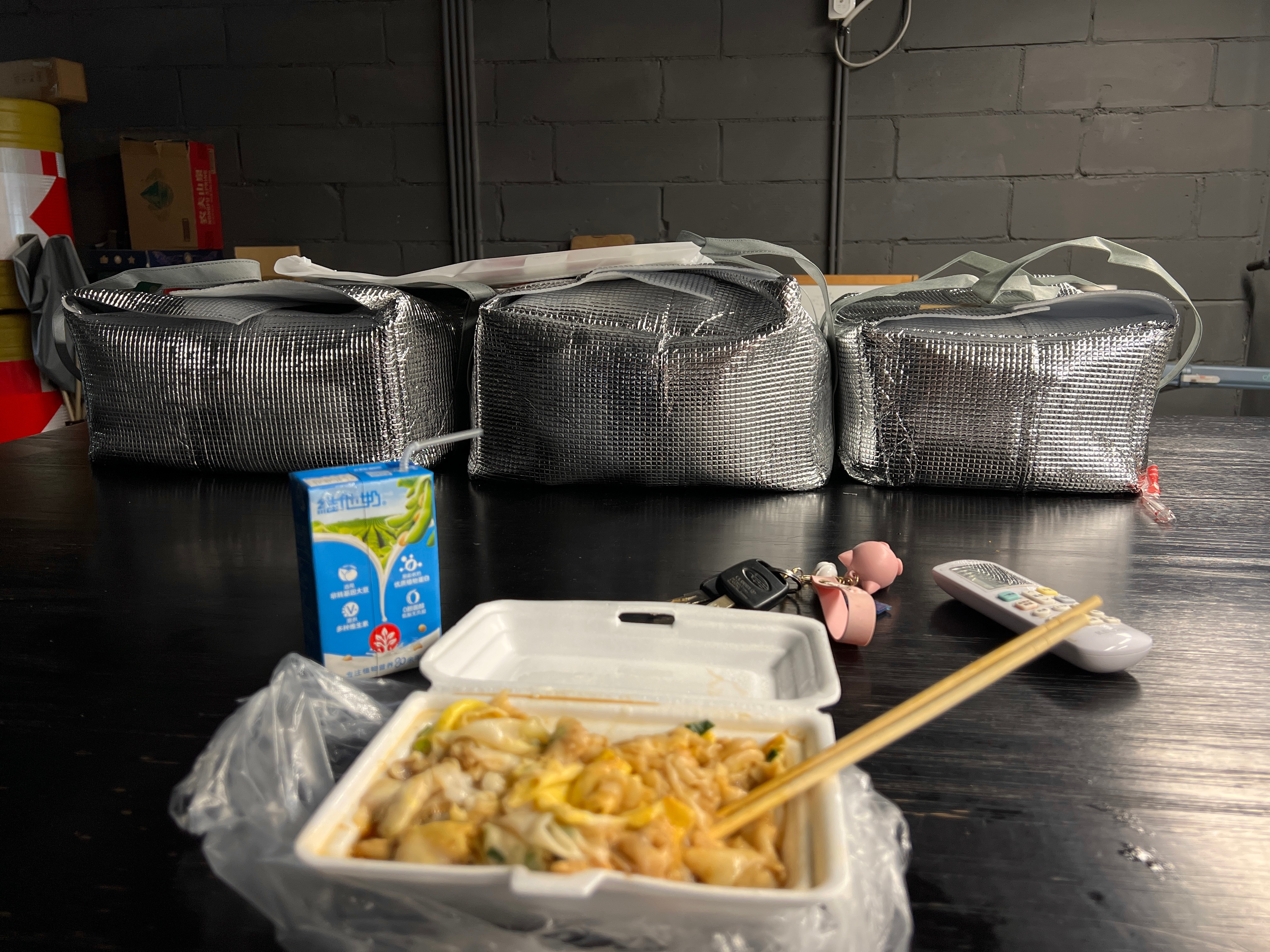 今天是个很特别的日子，你们猜一猜[送花花]摆在前面的这三袋东西应该很好吃[锦鲤附