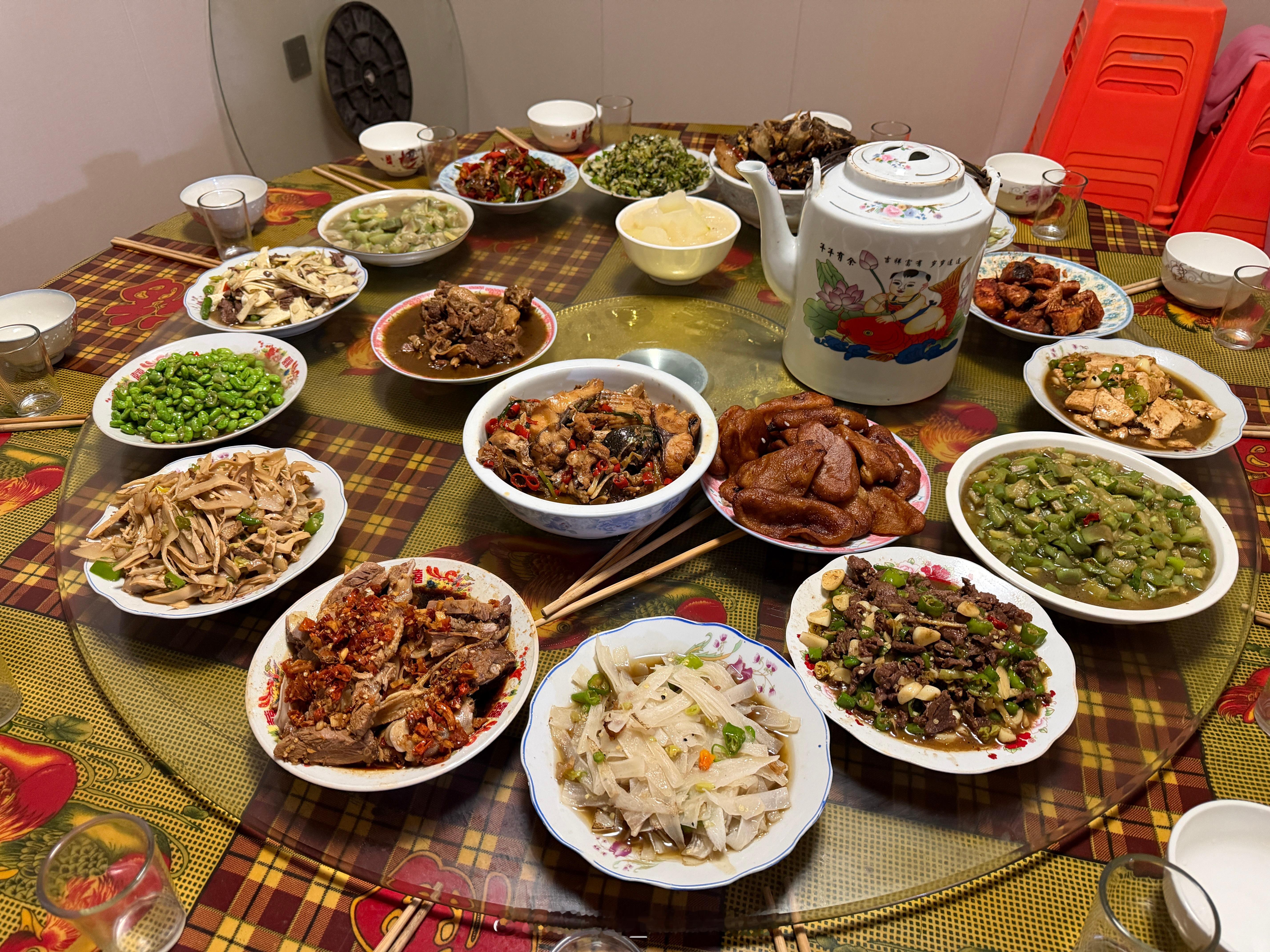 回家真好！来自亲人的高规格招待，蔬菜、鸡鸭都是自家的。能猜出这是哪里的家乡菜吗？