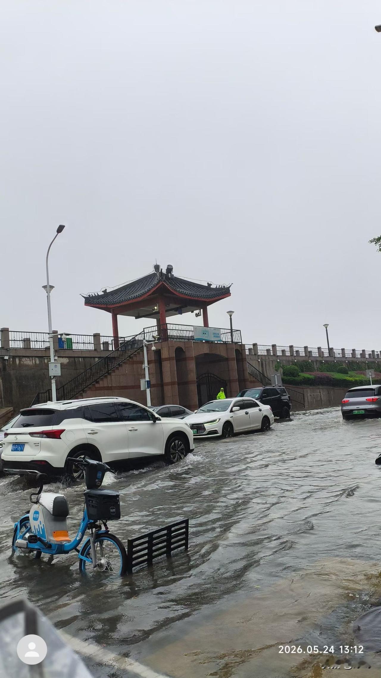 强降雨期间如何做好防汛措施关好门窗，别出门
