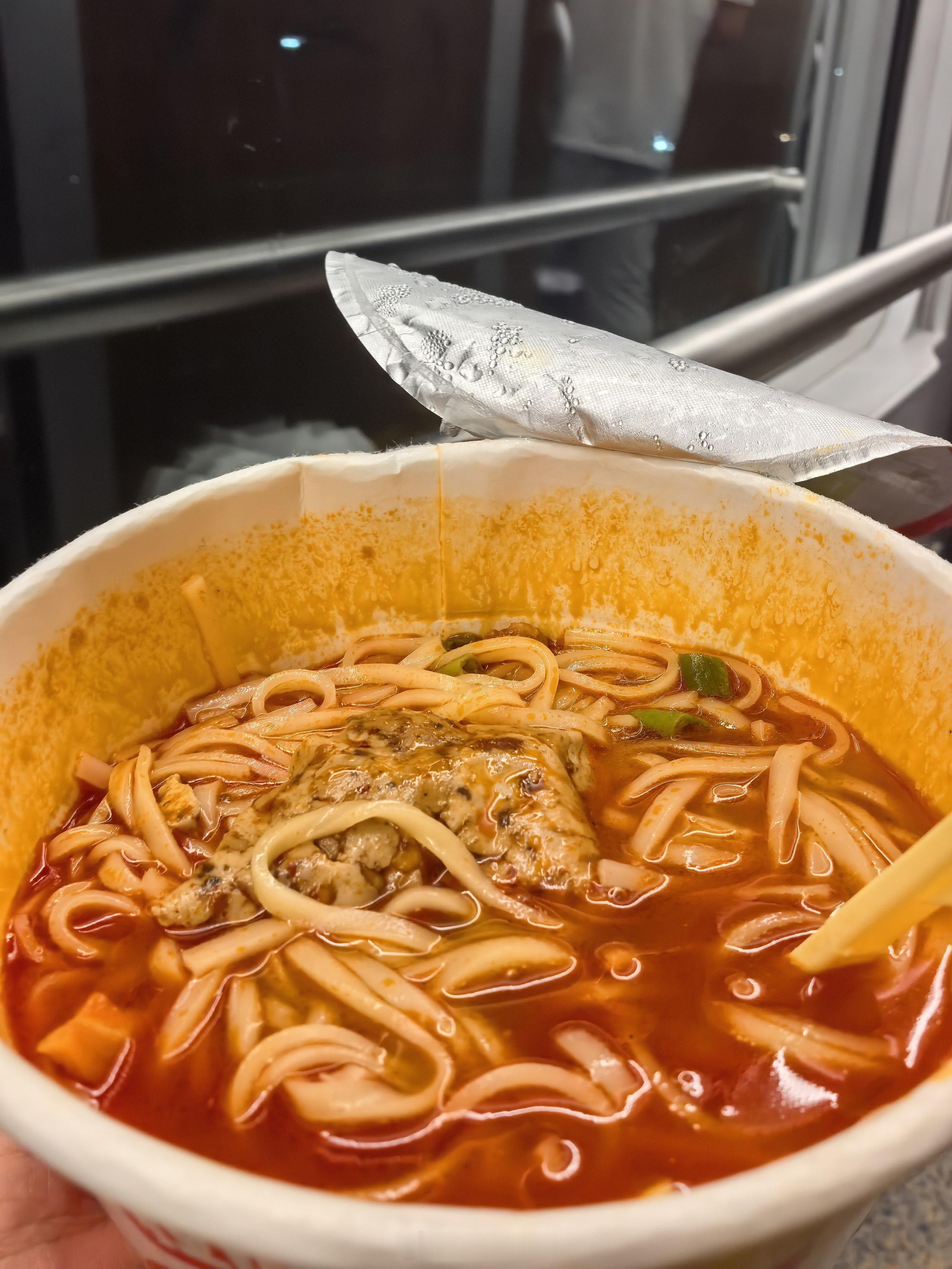 幸亏有蹲在马路边吃牛肉面的基本功好不容易买张票，六点半发车，计划上车再吃个方便面