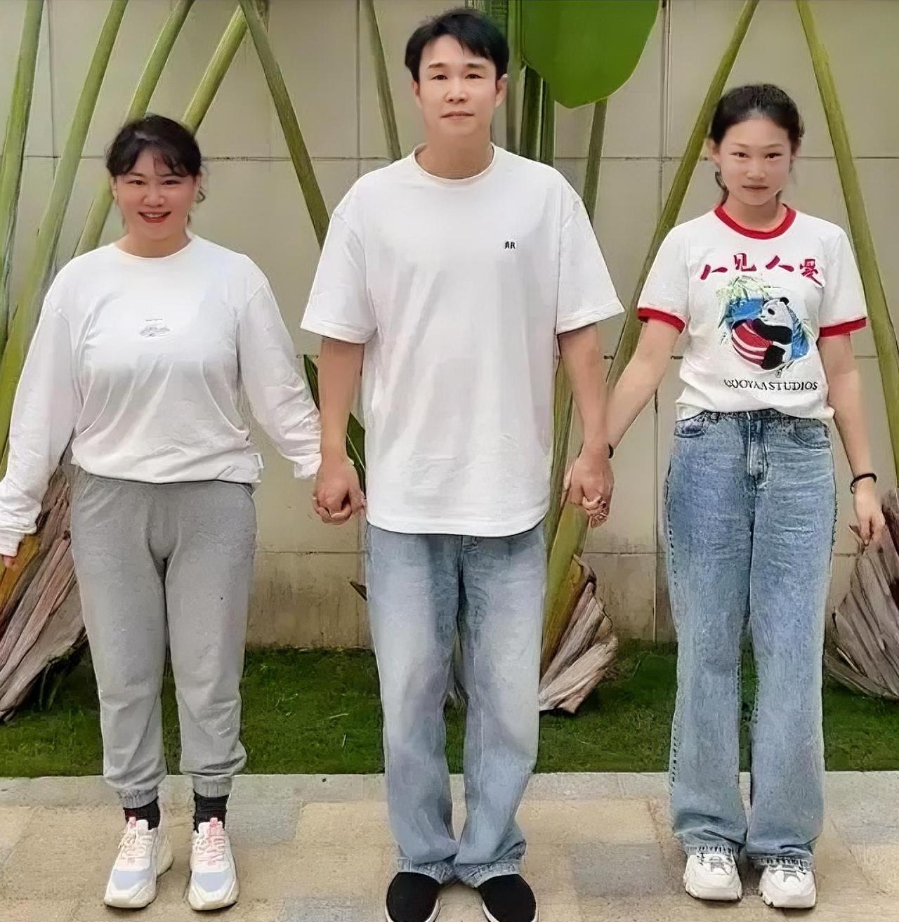 人类最伟大的地步，不是登上火星，不是攻克癌症——而是在奥斯维辛集中营里，一位母亲
