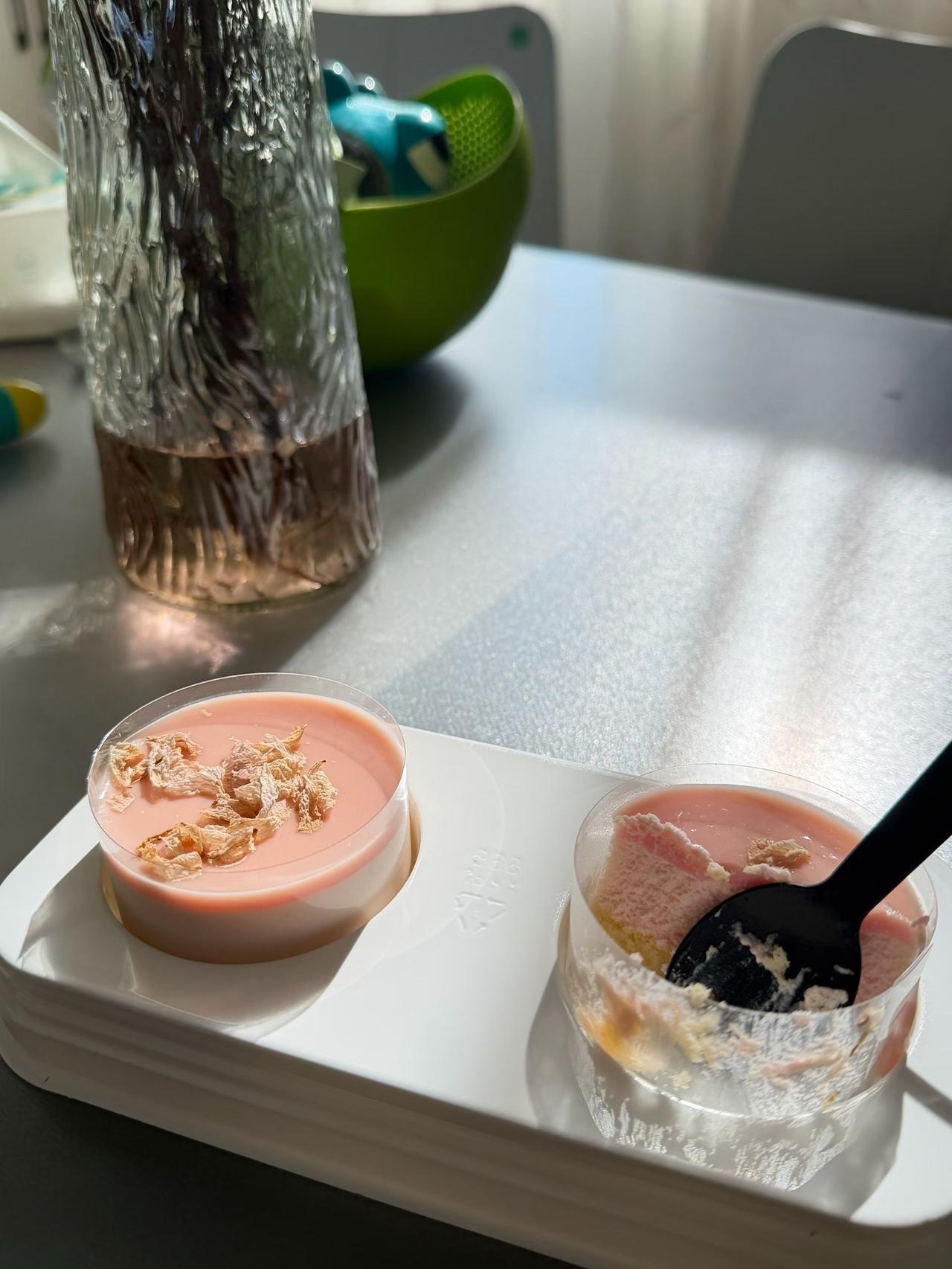 午后的阳光刚好洒在餐桌上，给自己安排了两份粉粉嫩嫩的布丁，瞬间被治愈了！
 
入