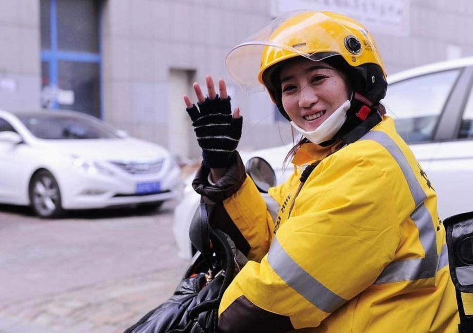 一天夜里，50岁的河南大姐，在送外卖的途中，听见凄厉的哭声，她便停下车，朝着哭声