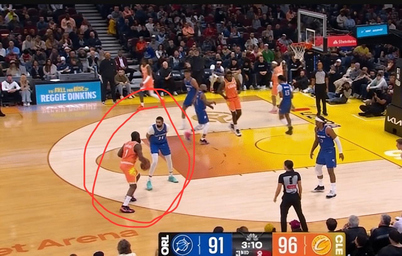 背手防哈登名场面再现！
第三节3分10秒，哈登右侧弧顶持球错位打魔术中锋比塔泽！