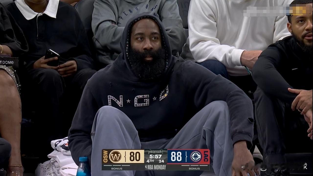 快船老将哈登真是心忧球队！在今天快船主场迎战勇士的比赛中，当时比赛进行到了第四节