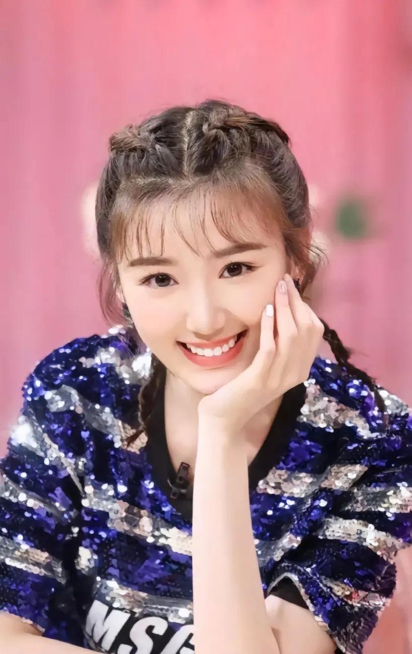 毛晓彤，中国内地女演员，因其出色的表演技巧和迷人的外貌而受到观众的喜爱。她自出道