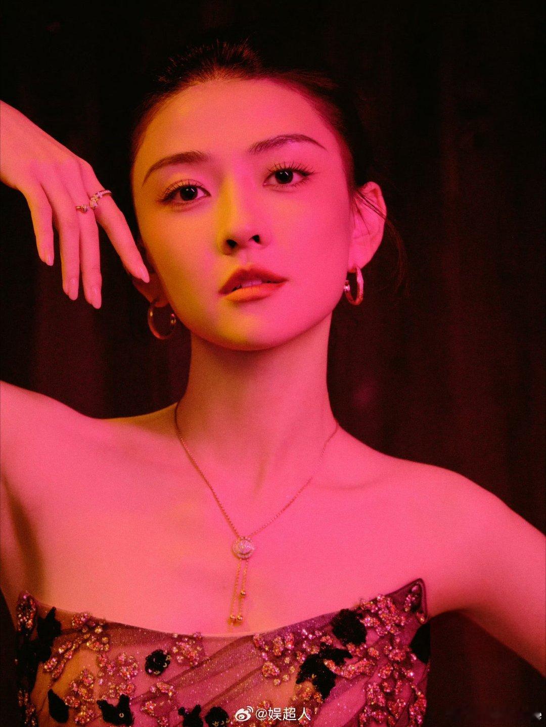 梁洁大光明 梁洁大光明发型超绝！明艳五官全展现，粉墨黑裙衬出女王范，美貌耐看又大