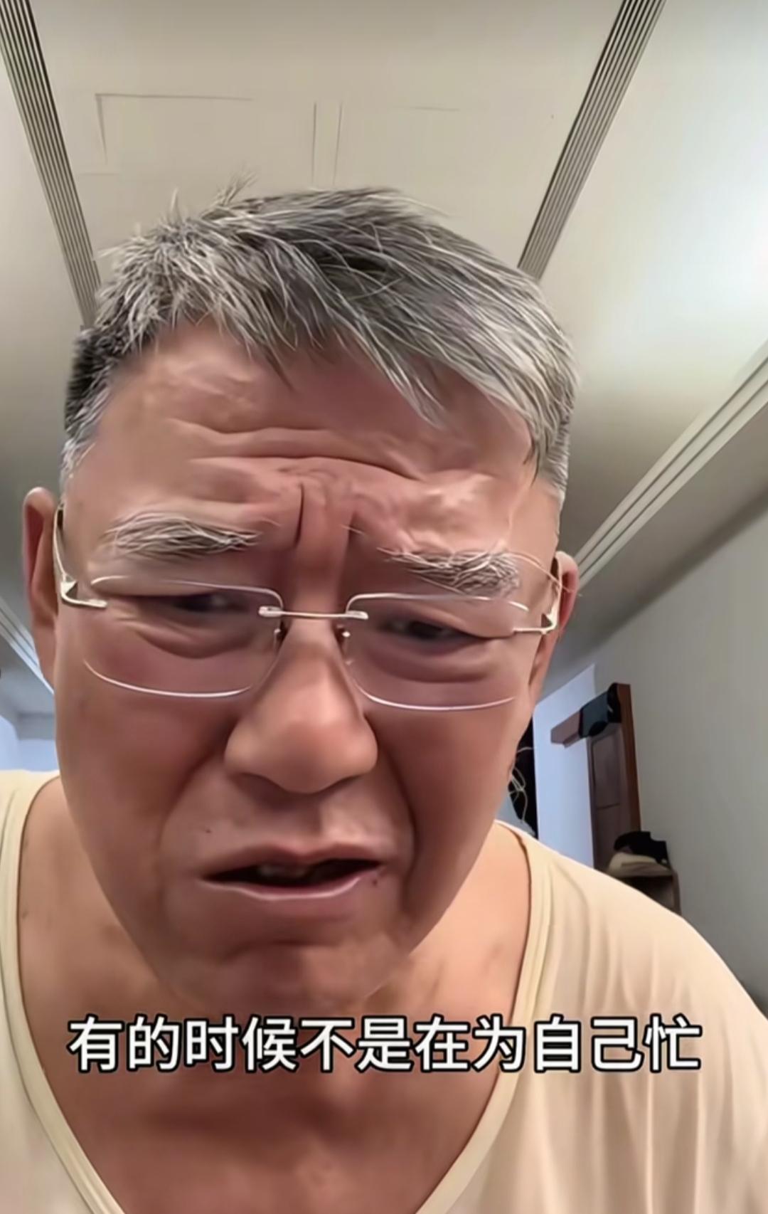 有网友问李立群，
你都这么大岁数了，
又不缺钱，
为什么还要工作？

李立群很无