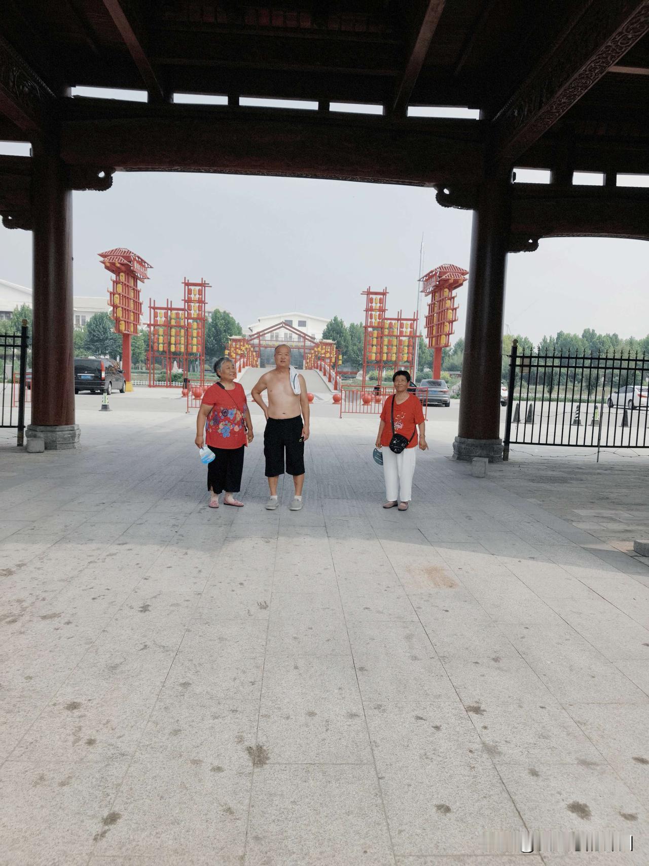 别跟我解释处暑是啥意思，我只知道今年处暑很热，而且热得和夏天没什么两样。在屋里不