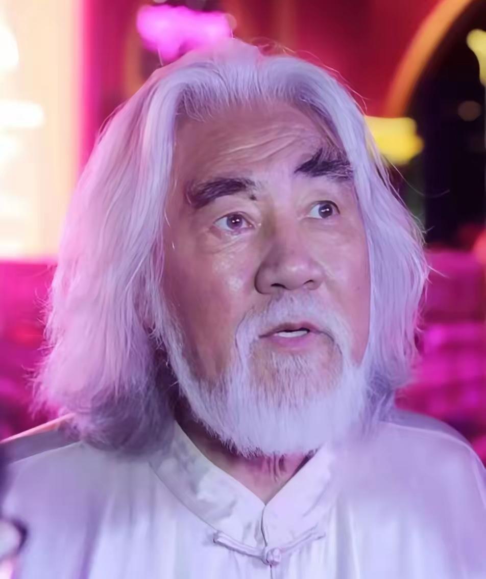 一觉醒来，张纪中天塌了！
2025年，已经74岁高龄的他，身价刚被娇妻杜星霖直播