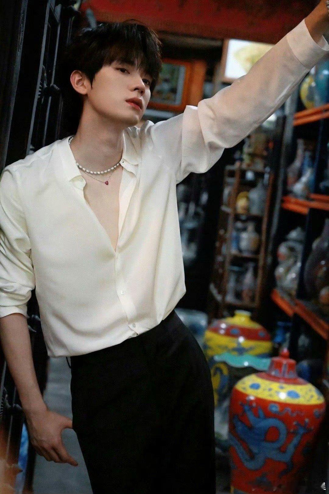 周翊然上一秒baby下一秒daddy 谁能拒绝周翊然的反差魅力？阳光下是邻家学长