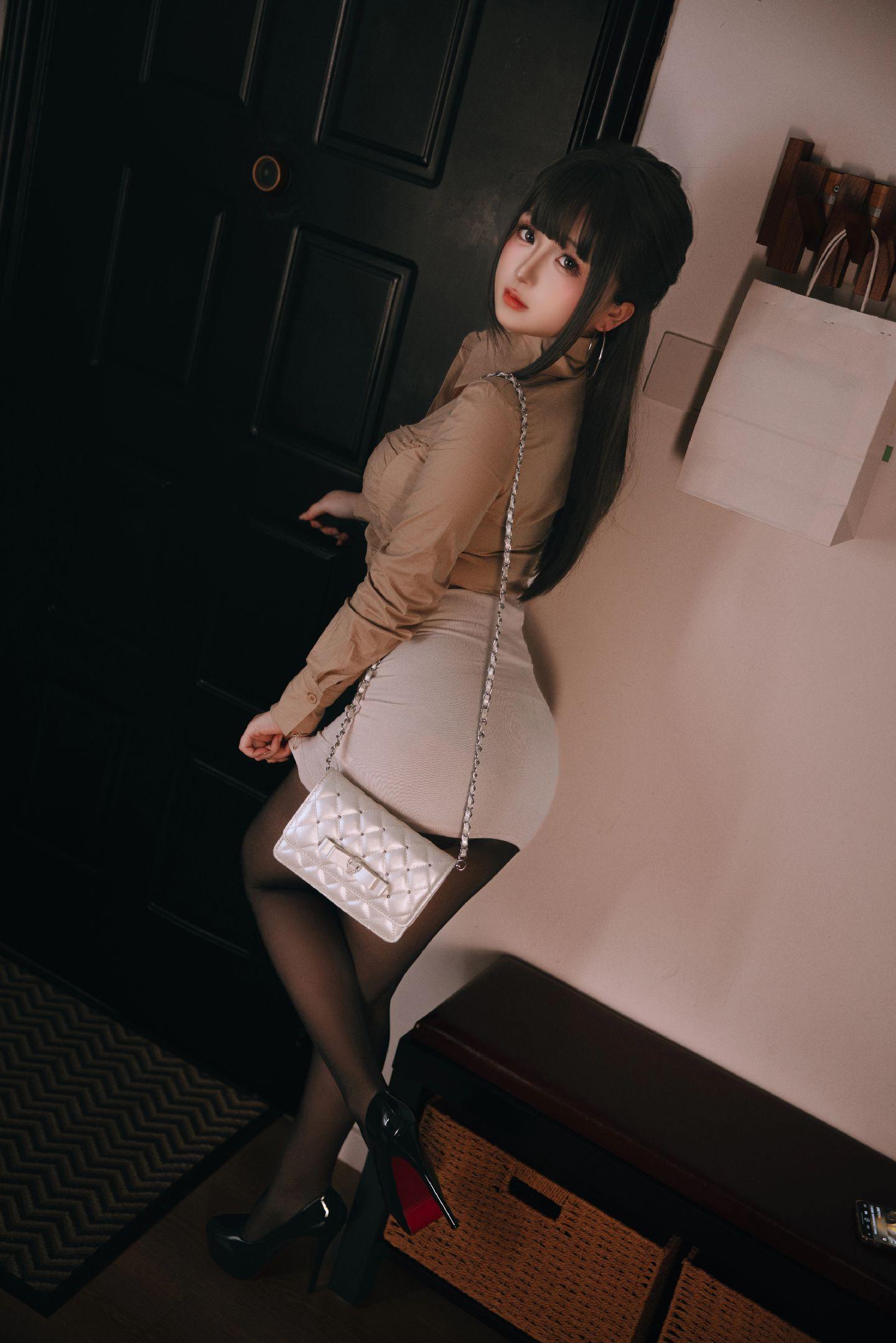 送喝醉酒的女同事回家。