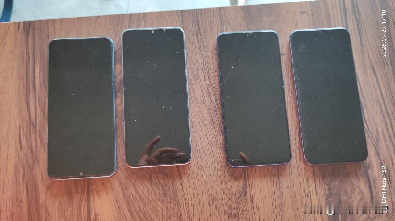中秋节回去看到隔壁张姐用五台旧手机薅羊毛，一天能挣百八十块钱。我脑子一热托朋友在