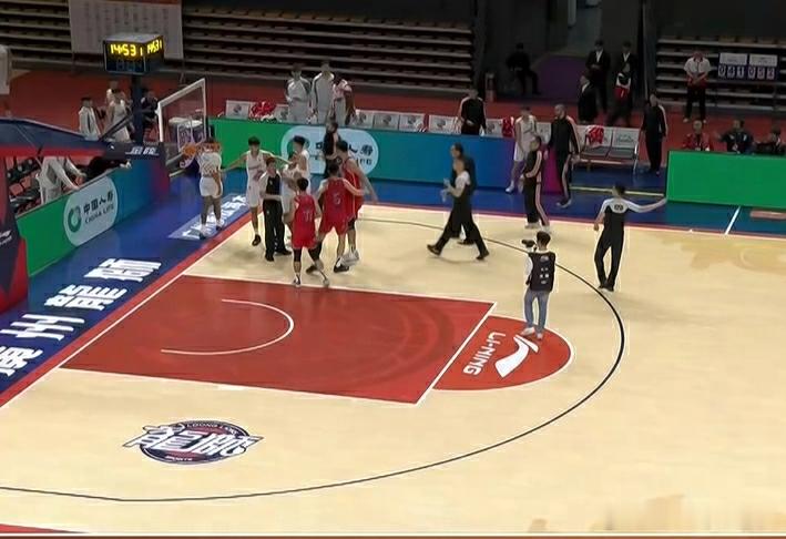 福建外援布里斯科半场结束前篮下强攻徐昕，可惜实在是没机会，最后出手超时。布里斯科