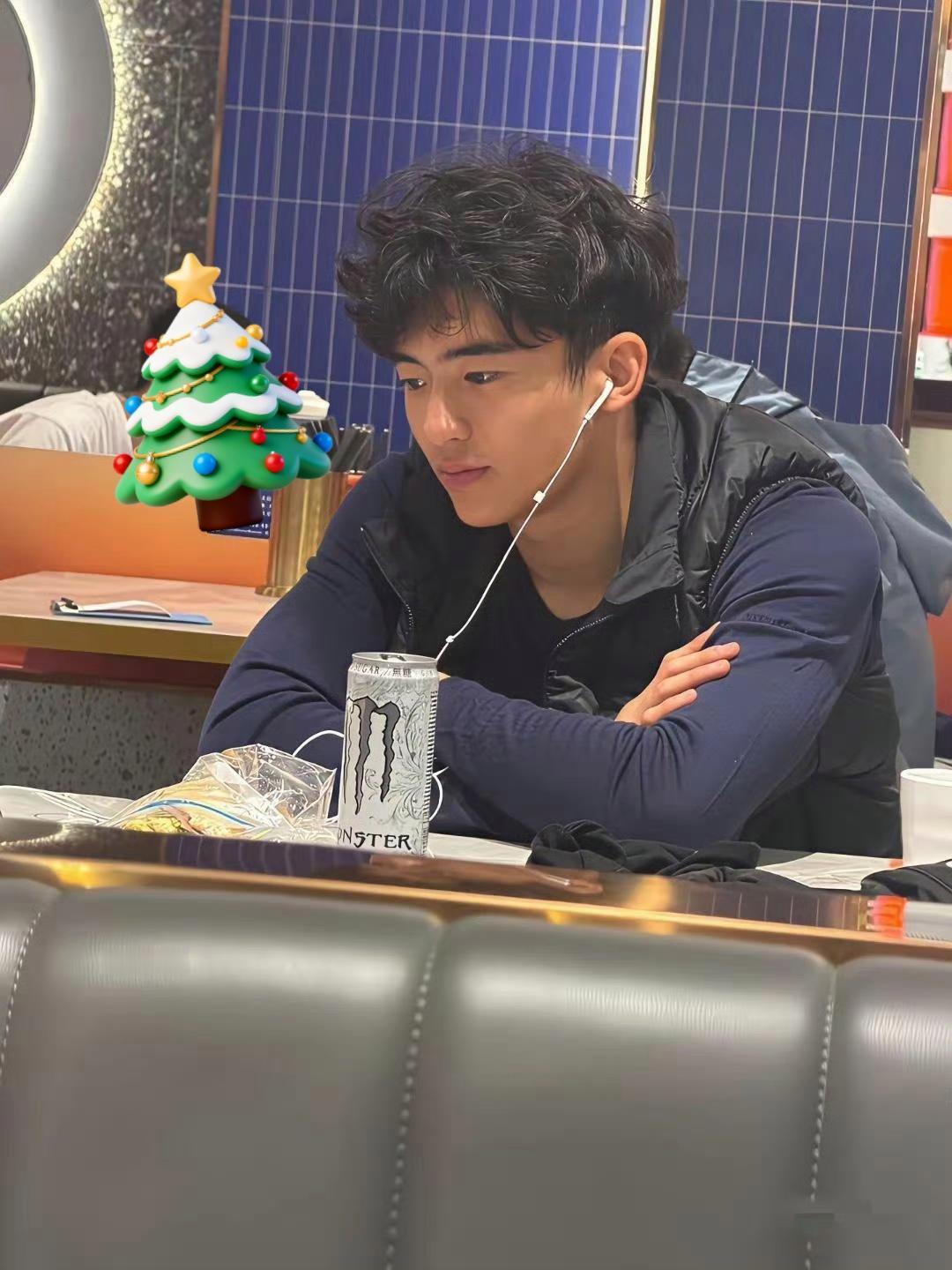 来看看张柏芝的大儿子，到底像不像谢霆锋？之前张柏芝大儿子被网友偶遇，有的人说这个