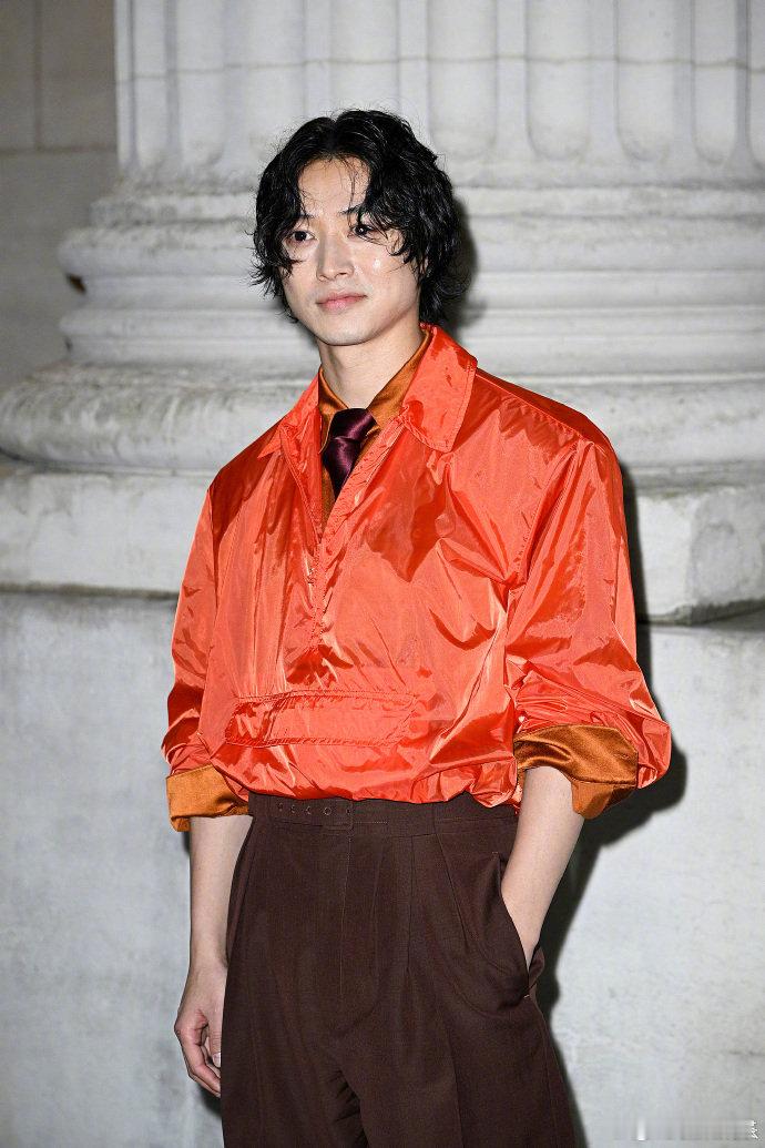 岁月对山崎贤人做了什么山崎贤人近况 当地时间27日，山崎贤人出席巴黎时装周，橙色
