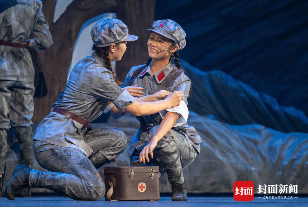 夹金山下，一群00后“小红军”的主角时刻｜人间事儿