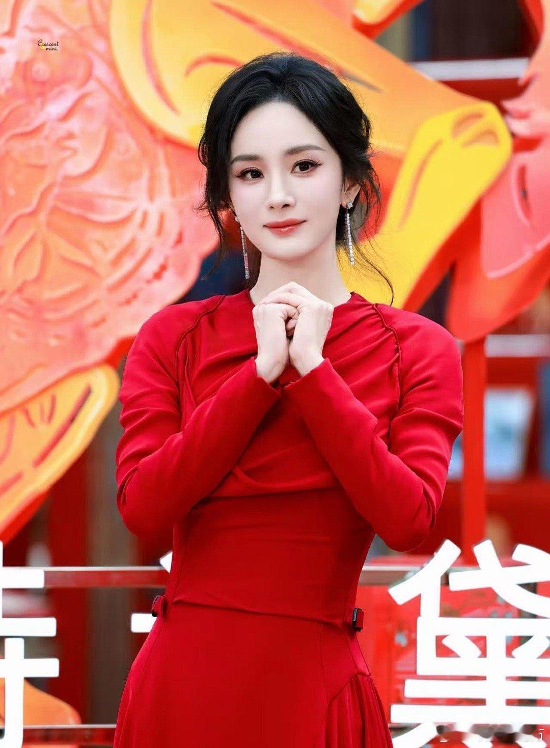 杨幂杨紫都穿了红裙杨幂杨紫都穿了红裙欸！新年女明星同款美丽get！ 