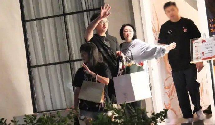 小S全家聚餐庆功宴，光头还陪在小梅身边。他不回小韩了？ ​​​