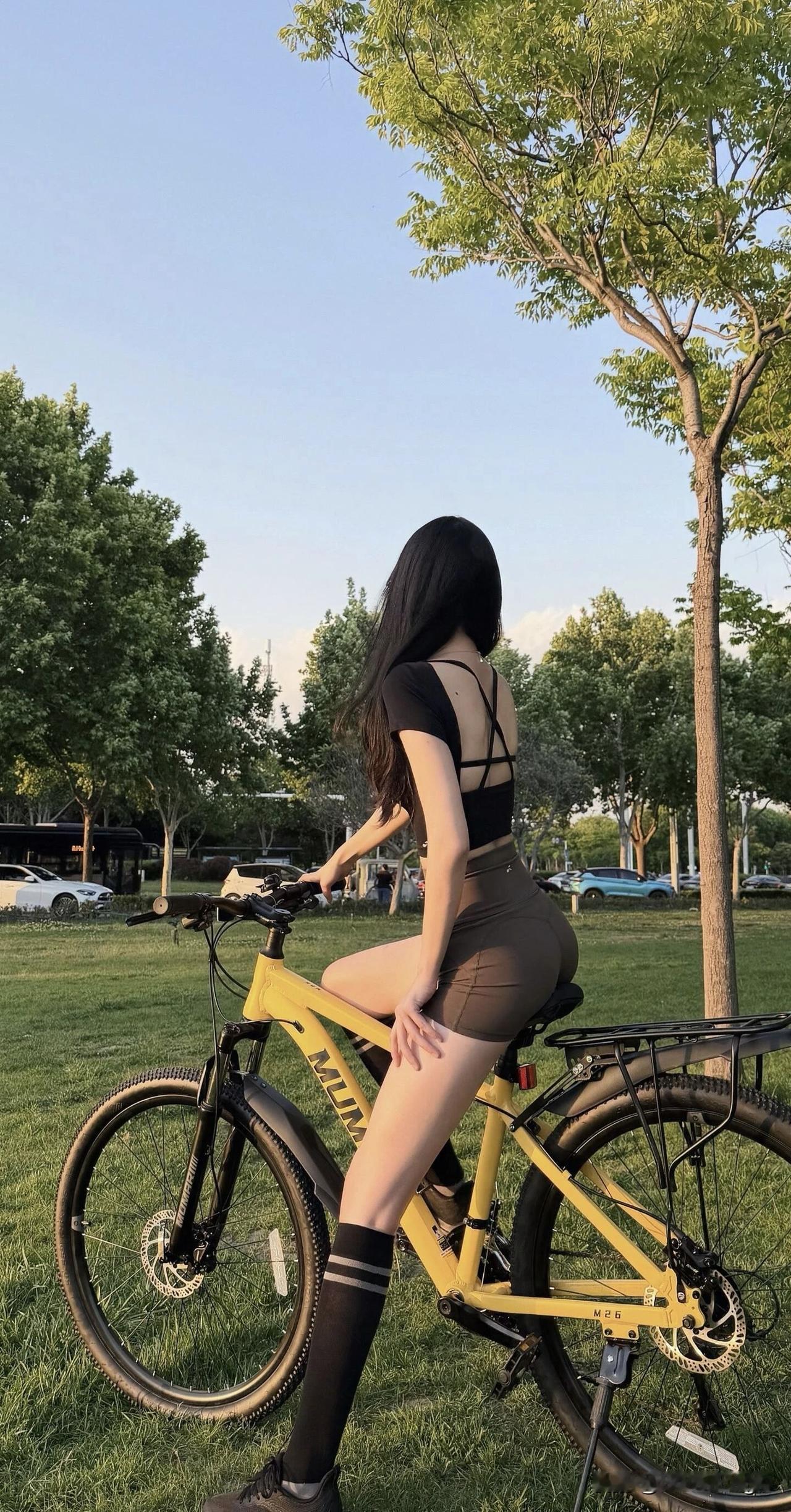 户外骑行少女，青春活力满满！🚴‍♀️🌳