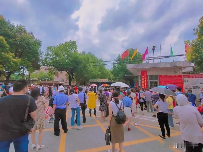 高考第二天，郑州考场外这些家长比考生还紧张

今天是高考第二天。
早上七点半，我