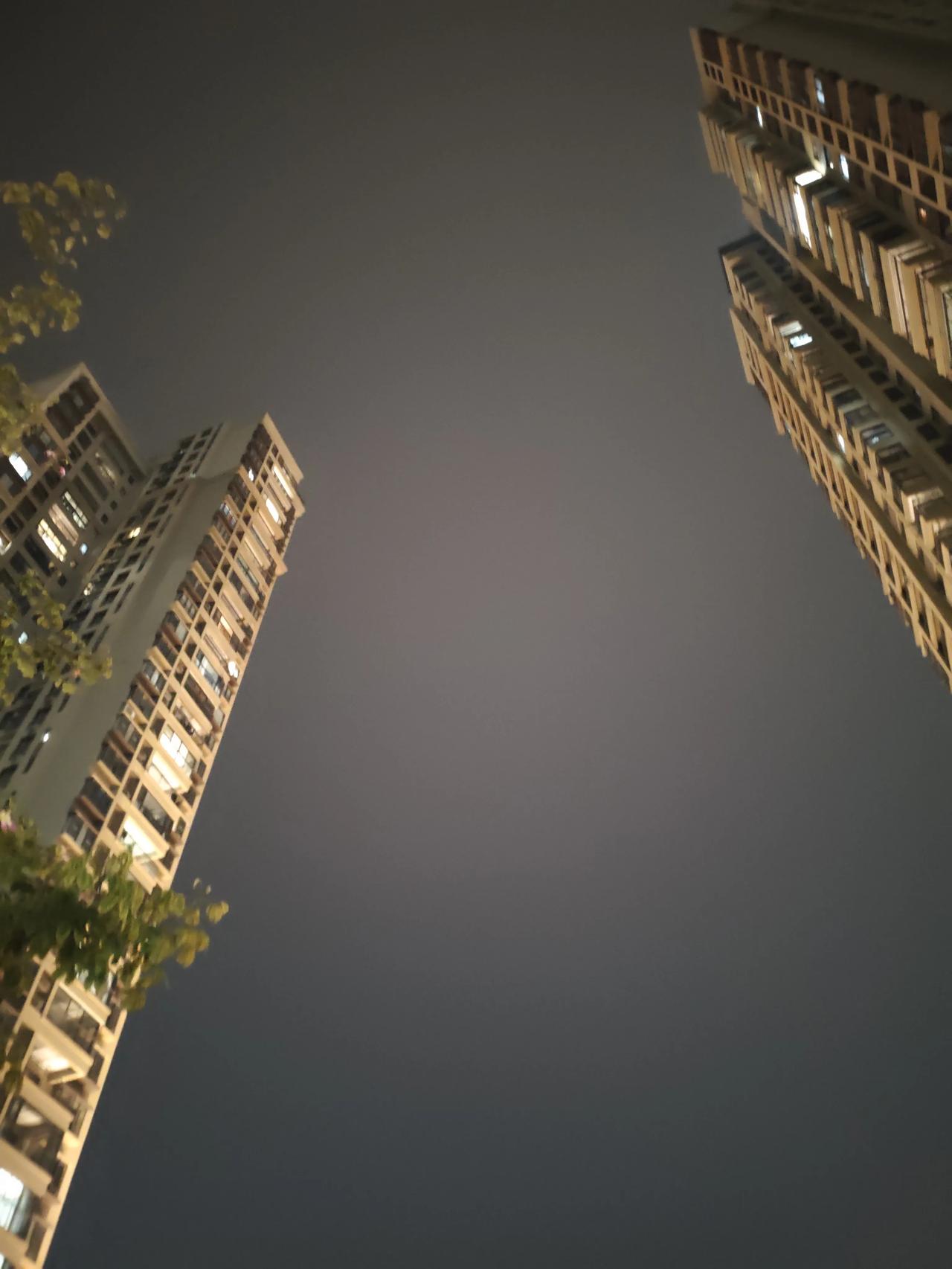 走了很多弯路
人过四十才发现
普通人不能只是低头拉车
不懂得抬头看路
在这个年代