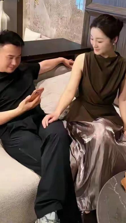 陈亚男这是找到真爱了！？小卧室里，情侣两个人，靠得很近，陈亚男右手，抚在男朋友大