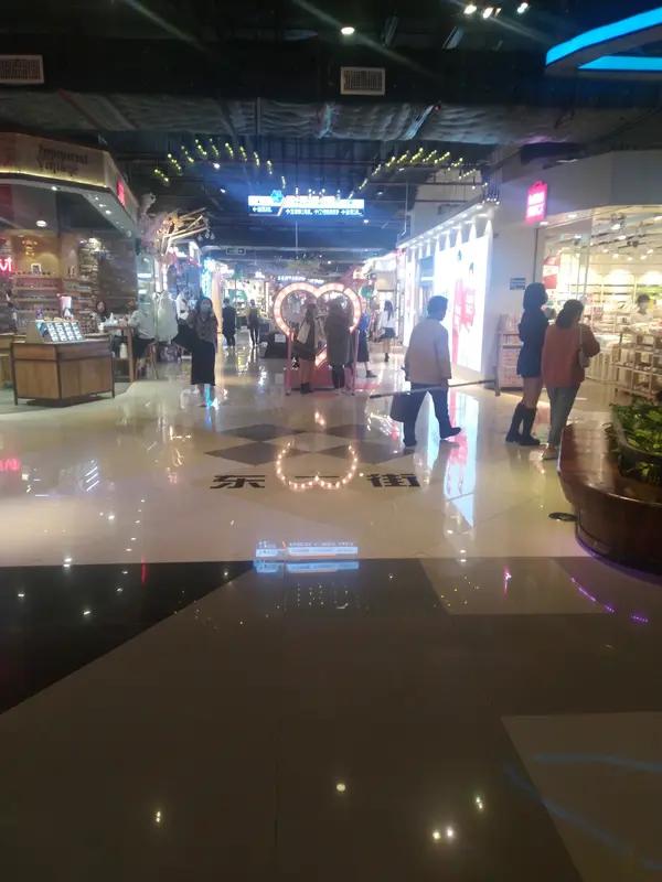 表妹在胖东来做保洁，月薪一万一，家人都为她高兴。但真正让她改变的，不只是这一份高