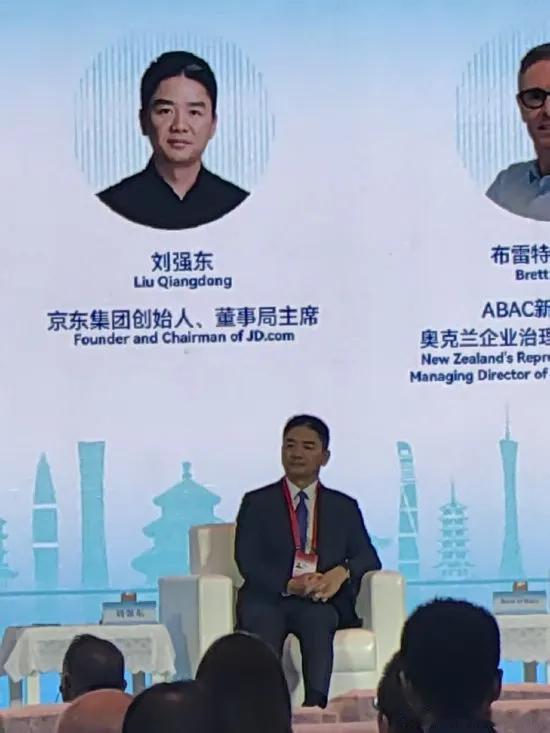 微博知名博主 刘强东最新发声：将来不需要快递员，希望送70万蓝领兄弟去培训；不希