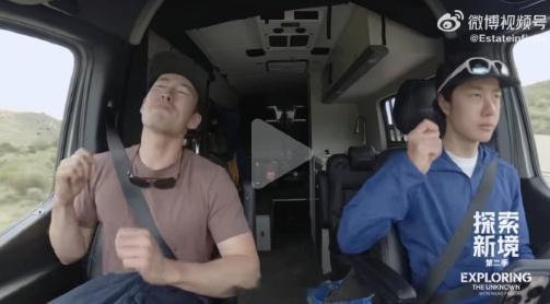 王一博开车时手里还在盘核桃 核桃虽好，可不要贪盘哦！明显带来不好的示范，交通安全