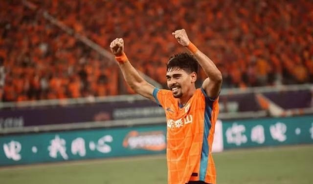 中超赛季结束后，山东泰山的外援马德鲁加回国休假。趁此期间，他做客了一档电视访谈节