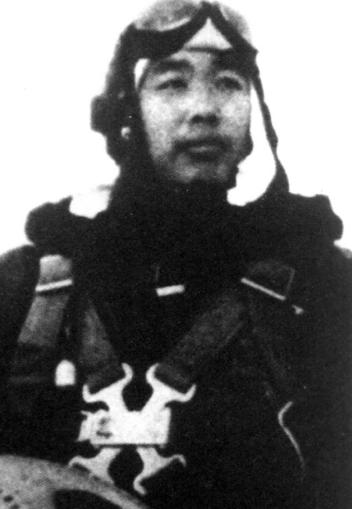 1951年，志愿军飞行员华龙毅被美军战机击落，身负重伤降落在一个山头，就在这时，