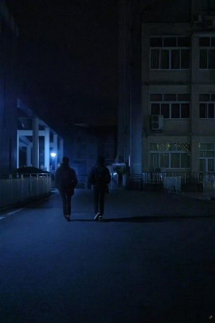 张子枫和周遇安同框合照了 温柔感爆棚！张子枫晒与周遇安收官同框，从迷茫到坚定，从