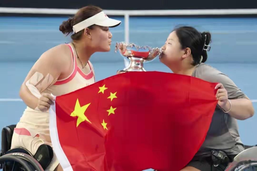 澳网轮椅网球女双决赛，两位中国球员李晓辉/王紫莹的组合以6-4、6-3击败另一位