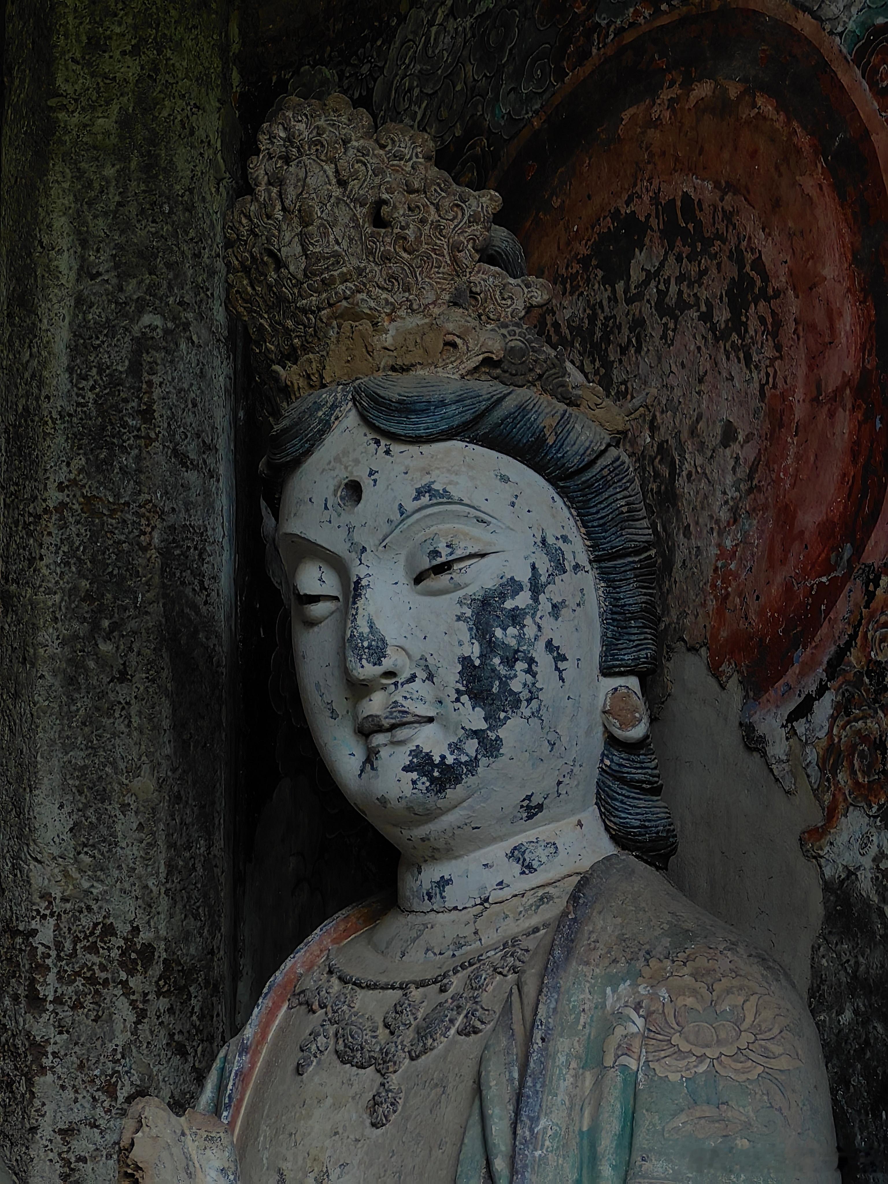 必须再安排一次麦积山石窟是在悬崖上开凿楼阁、洞窟，栈道盘旋陡峭，行走期间甚是惊险