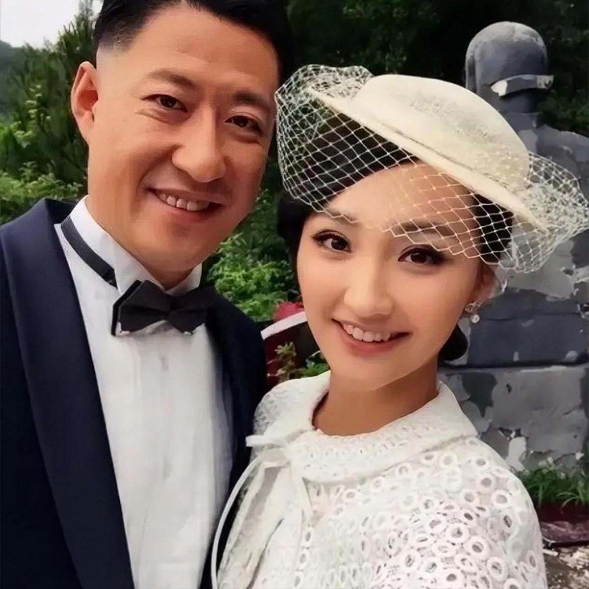 演员，辛月，是于震的老婆，她说，结婚的时候，我们约法三章，他去拍电视剧，我在人艺