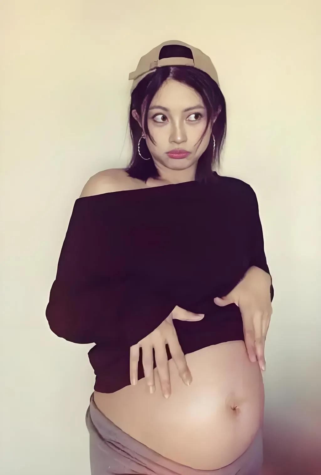 2025年7月，包文婧在节目中自曝二胎产后情绪失控，坦言因激素波动常莫名落泪，甚