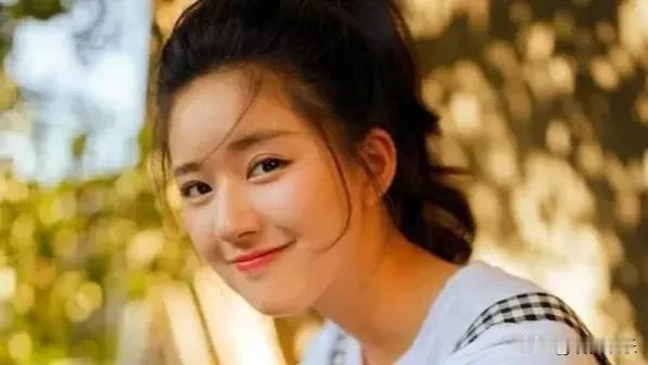 近期，赵露思的面容变化引发了网友的广泛讨论。一些网友指出，她似乎失去了往日的生动