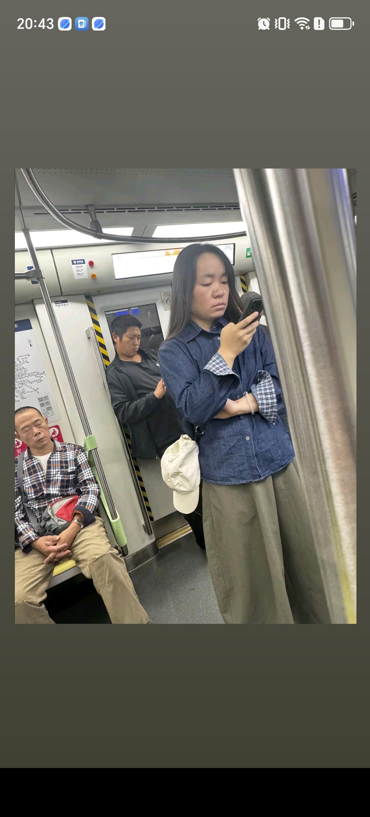 一个地铁站里凑齐了三张明星脸，闭目养神的男士长的像谁还不确定。但那位站着看手机的