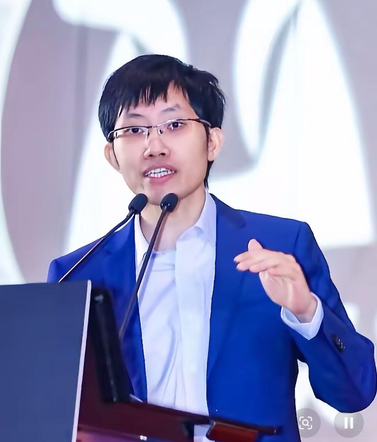 当初吹得有多神，现在骂得就有多狠！

谁能想到，不到一年前还被全网捧上天的AI，