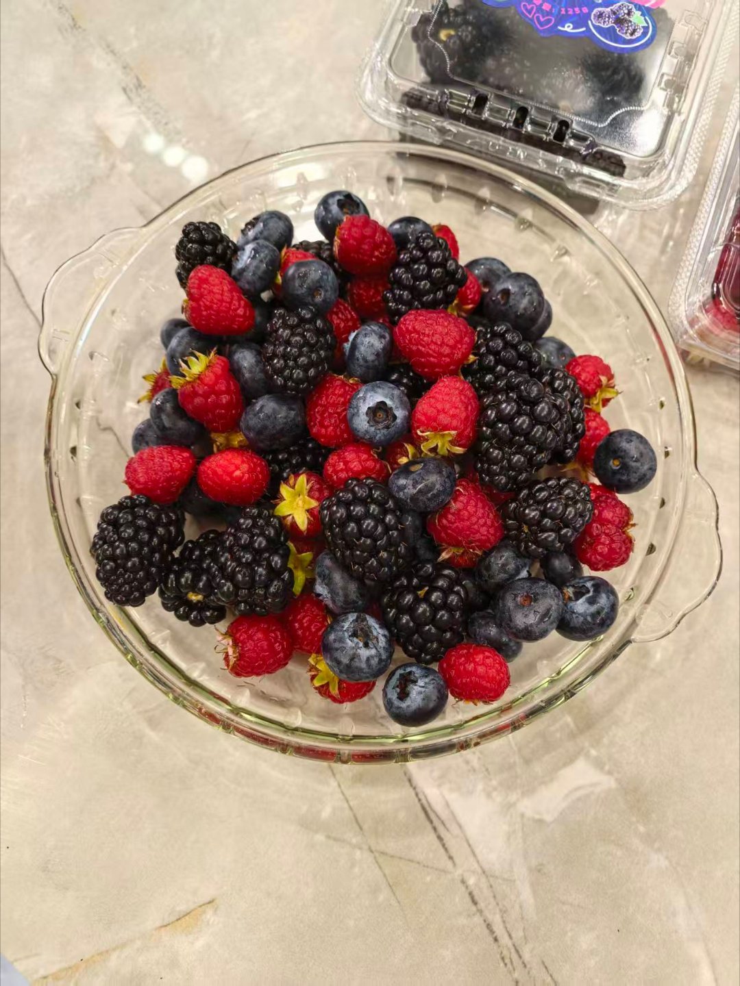 树莓，黑莓，蓝莓，吃的牙有点酸酸的，主要是因为没吃到丹东大🍓 