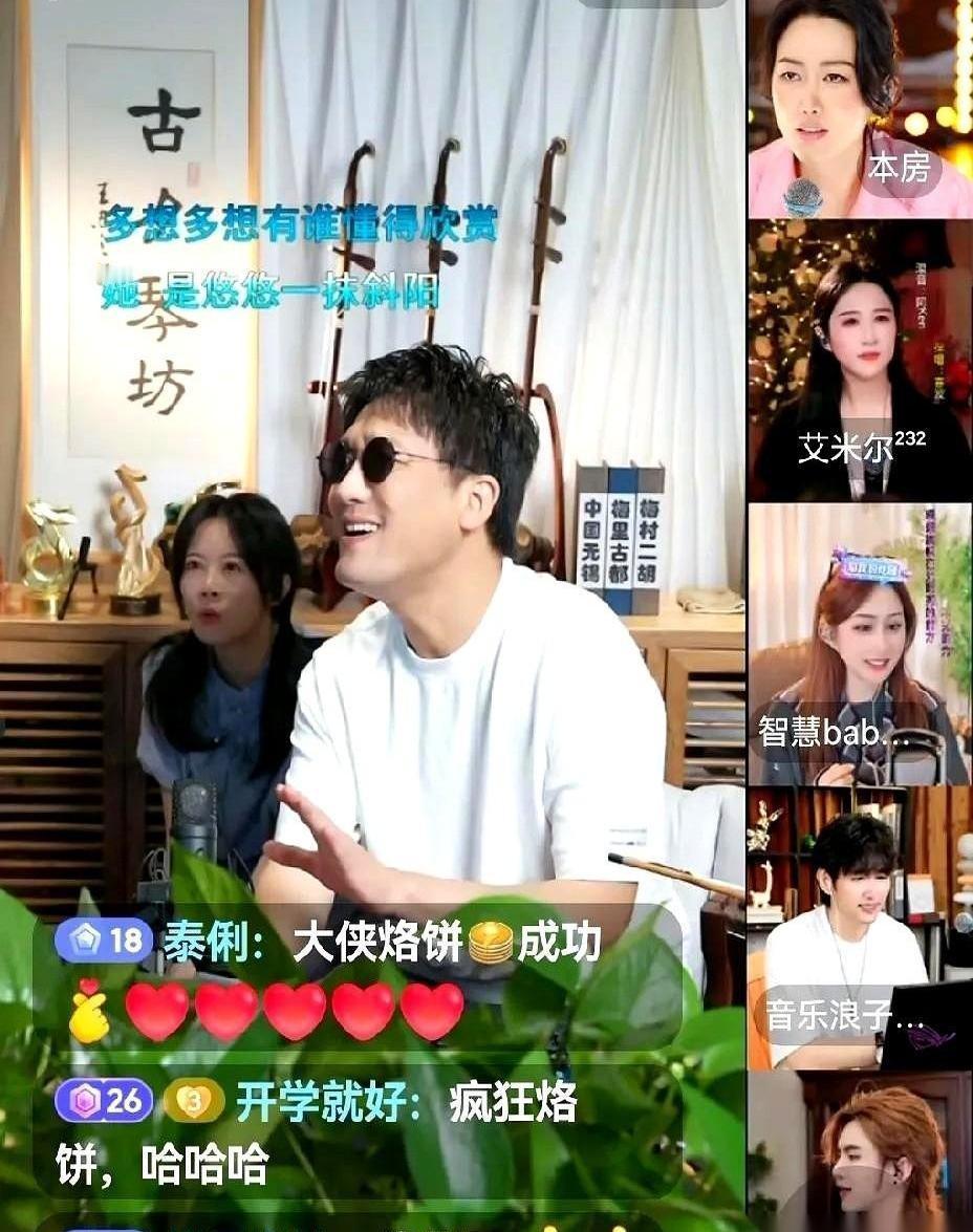 抖音主播二饼直播间的大哥“明哲老师”一走，他心里就咯噔一下。
这不是小事，这是饭