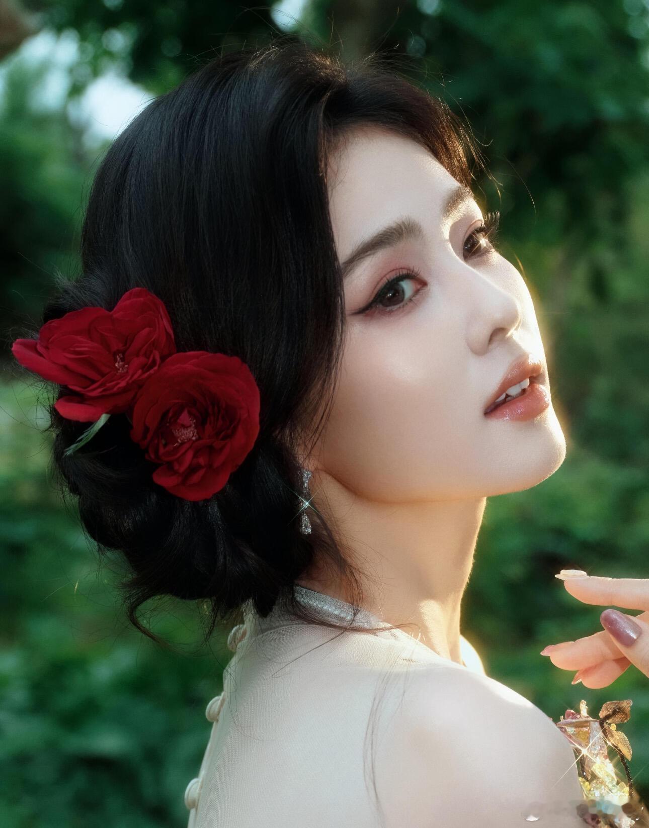 白鹿星光大赏红毯第二套出图来啦！身穿Guo Pei 2026春夏定制系列，佩戴戴